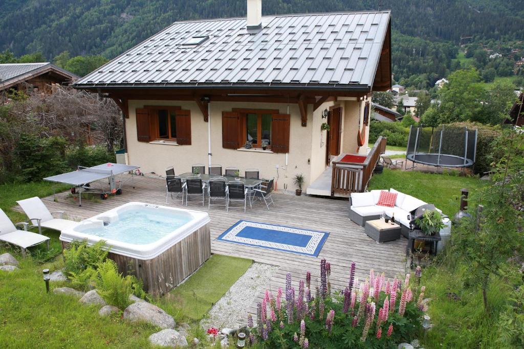 una pequeña casa con piscina en el patio en Chamonix Large Chalet, Sleeps 12, 200m2, 5 Bedroom, 4 Bathroom, Garden, Jacuzzi, Sauna, en Chamonix-Mont-Blanc