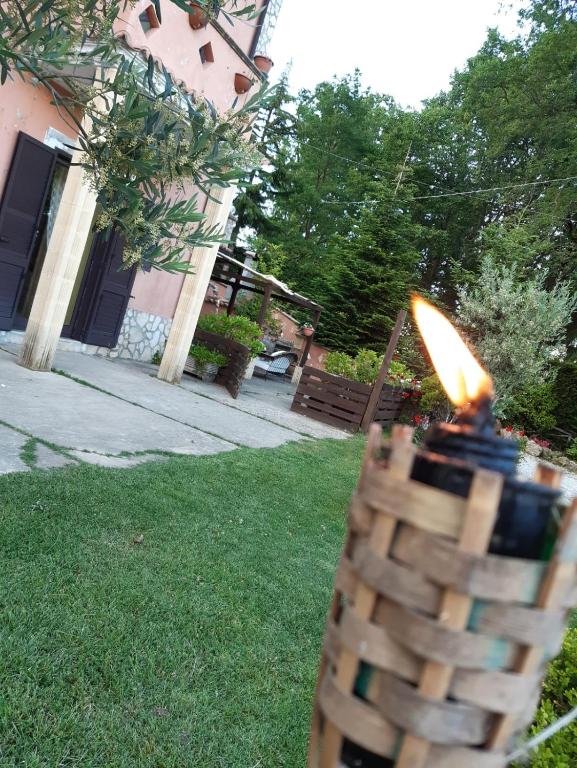 Nahaufnahme einer Fackel mit Flamme in einem Garten in der Unterkunft Georgerock in Grimaldi