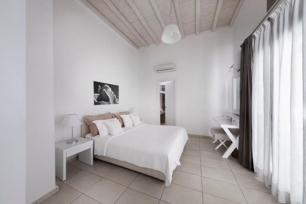 Кровать или кровати в номере Deliades Hotel