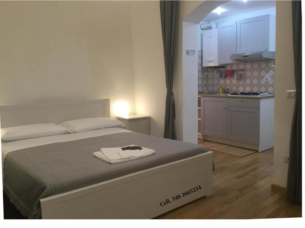 a bedroom with a bed and a small kitchen at La Piazzetta B&B - Mini appartamento con ingresso indipendente in Isernia