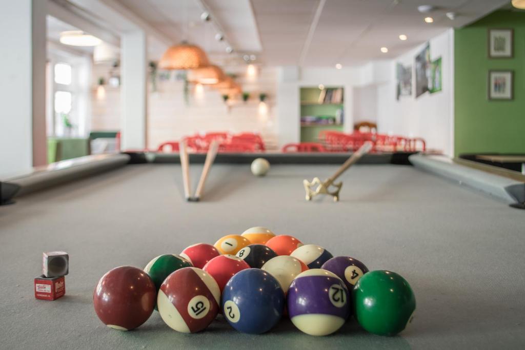 Biliár nebo kulečník v ubytování Slottsskogen Hotel
