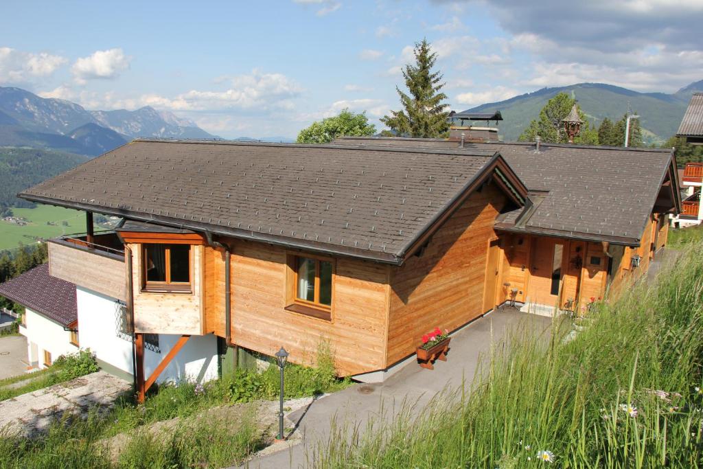 シュラートミンクにあるSki In/Ski Out Ferienhaus Berghof by Schladmingurlaubの大屋根の木造家屋