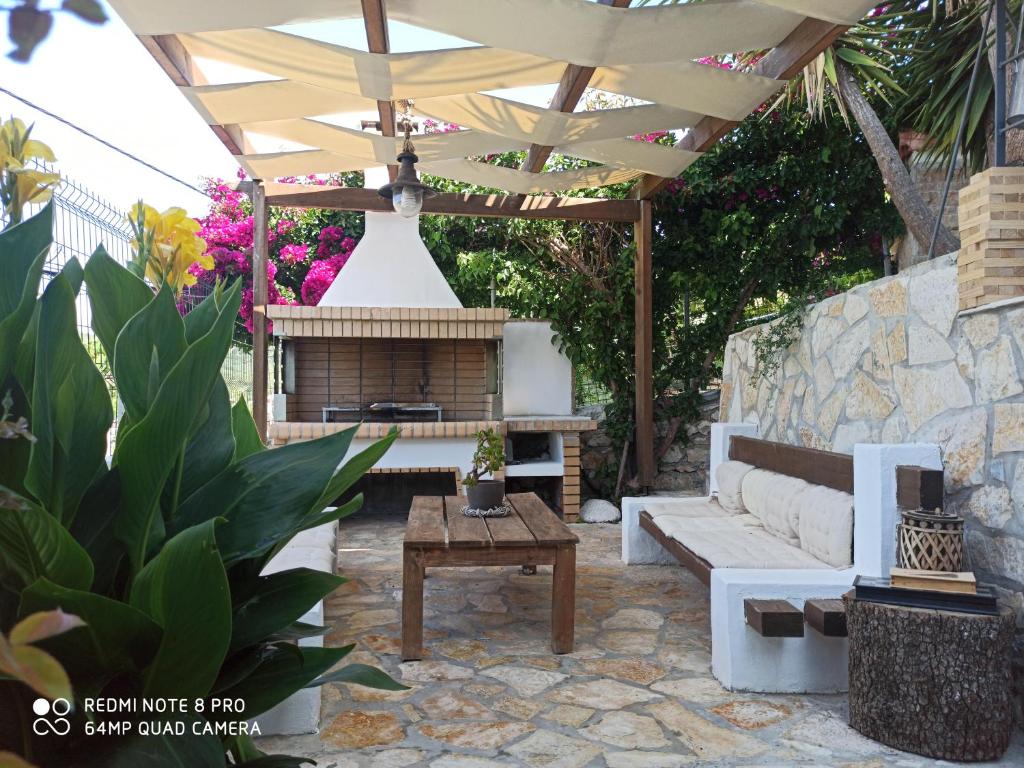 Um jardim no exterior de Bourbos Summer Rooms
