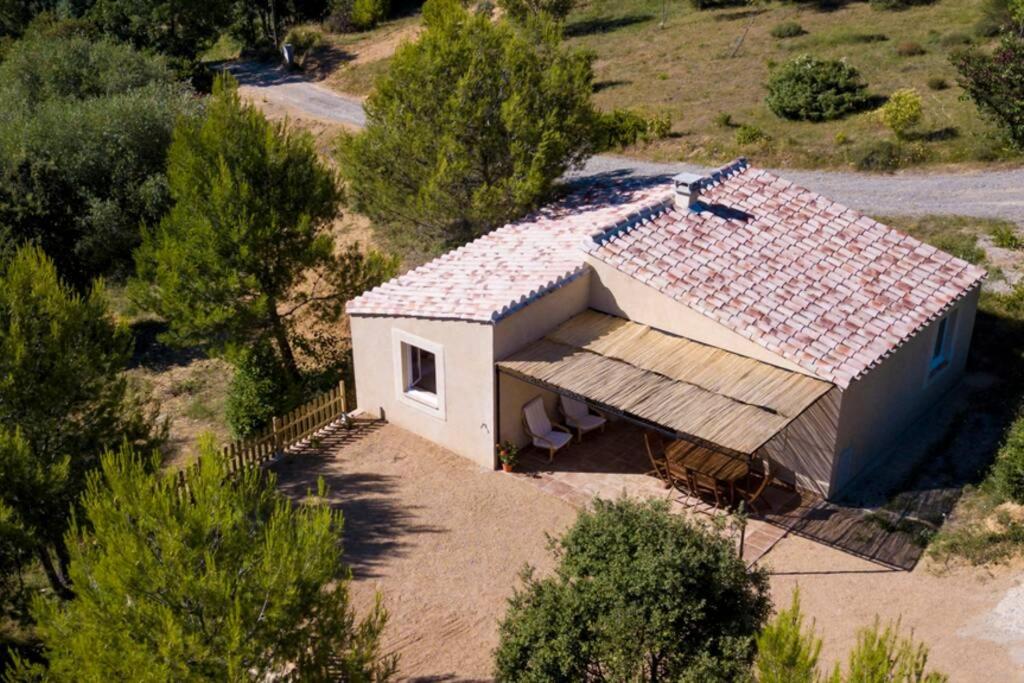 una vista aérea de una casa pequeña con techo en L'Arbre à soleil, en Aigues-Vives