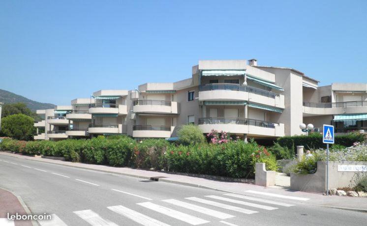 una calle vacía frente a un edificio de apartamentos en Studio de 27 m² + 70 m² de jardin à 100 m des plages, en Cavalaire-sur-Mer