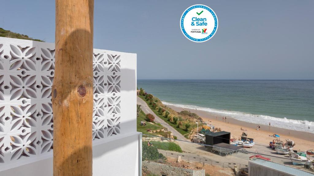 una vista sulla spiaggia dal balcone di un edificio di Vila Ninho by Sevencollection a Salema