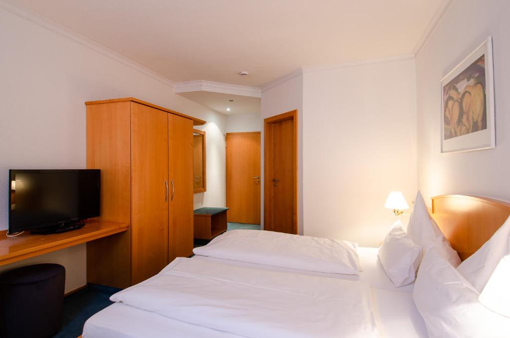 Postel nebo postele na pokoji v ubytování Hotel Gasthof Hecht