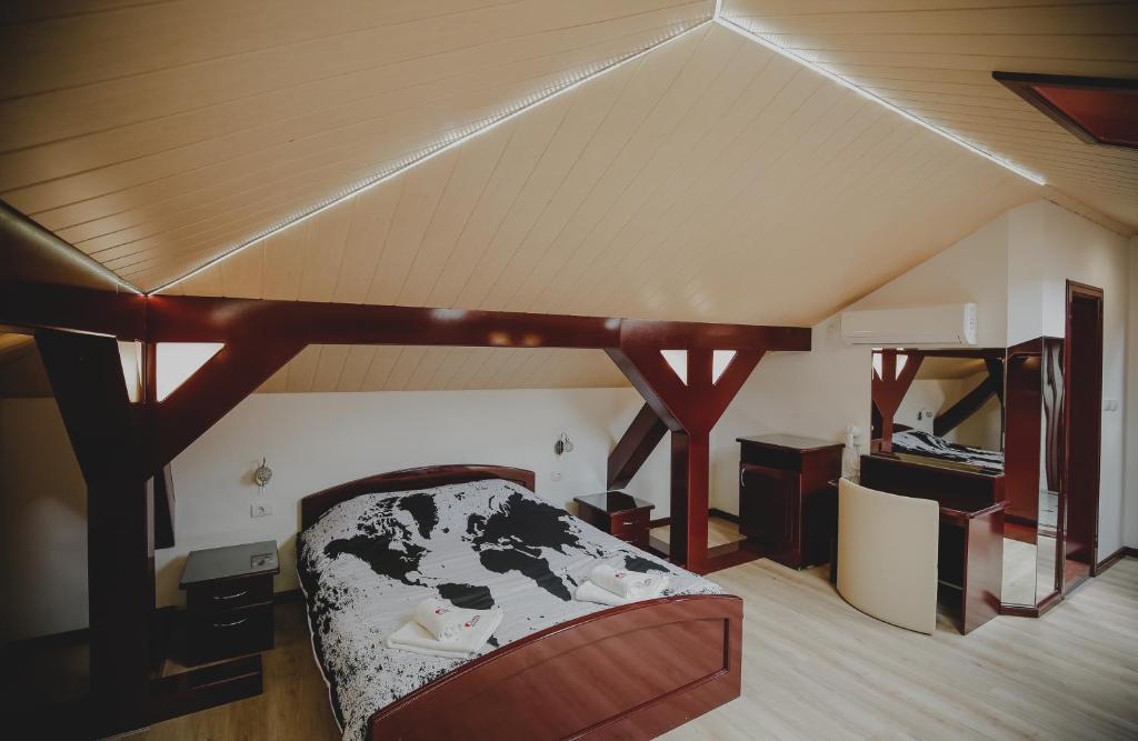 a room with a bed in a attic at Cherry apartmani in Gornji Milanovac