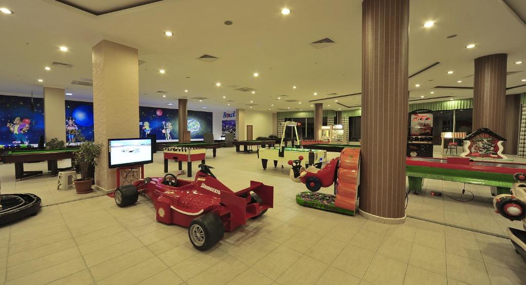 TV a/nebo společenská místnost v ubytování Cenger Beach Resort Spa - All Inclusive