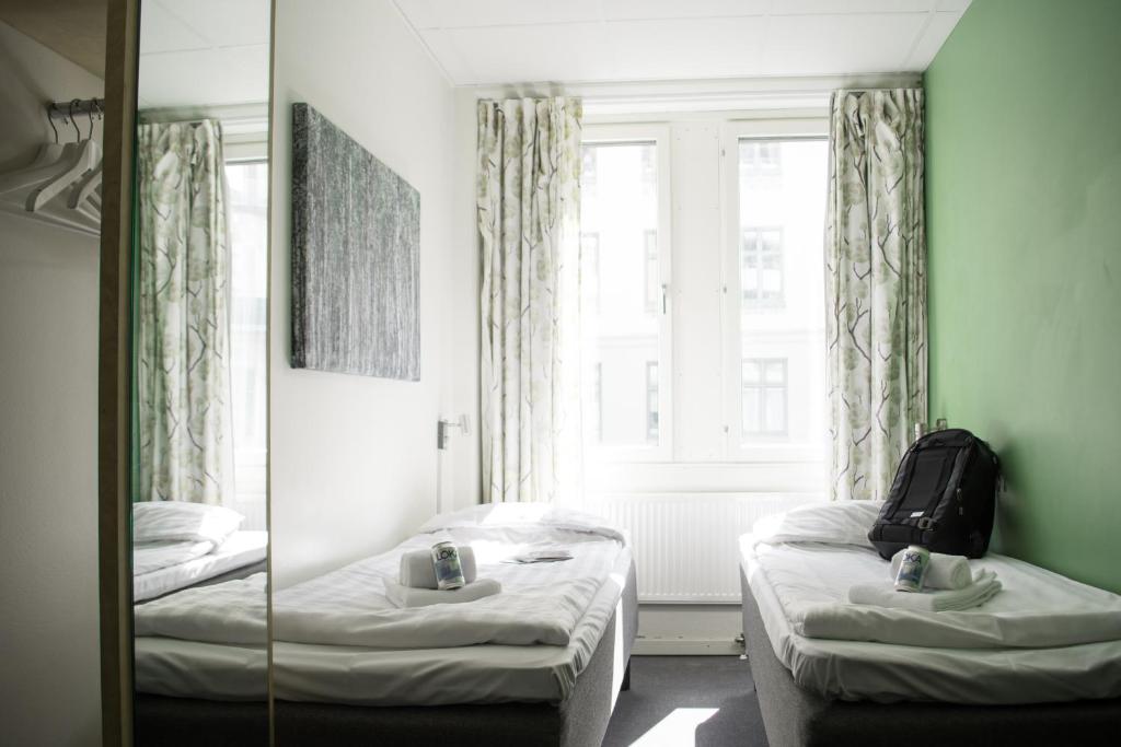 Postel nebo postele na pokoji v ubytování Slottsskogen Hotel