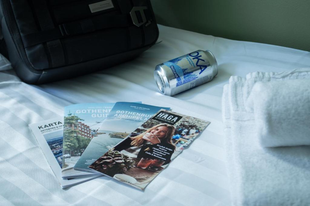 Postel nebo postele na pokoji v ubytování Slottsskogen Hotel