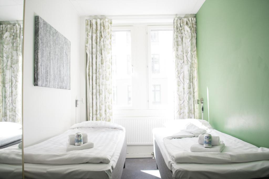 Postel nebo postele na pokoji v ubytování Slottsskogen Hotel