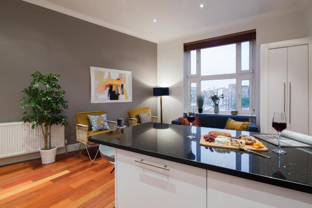 The Kensington Palace Retreat - Modern 2BDR Flat