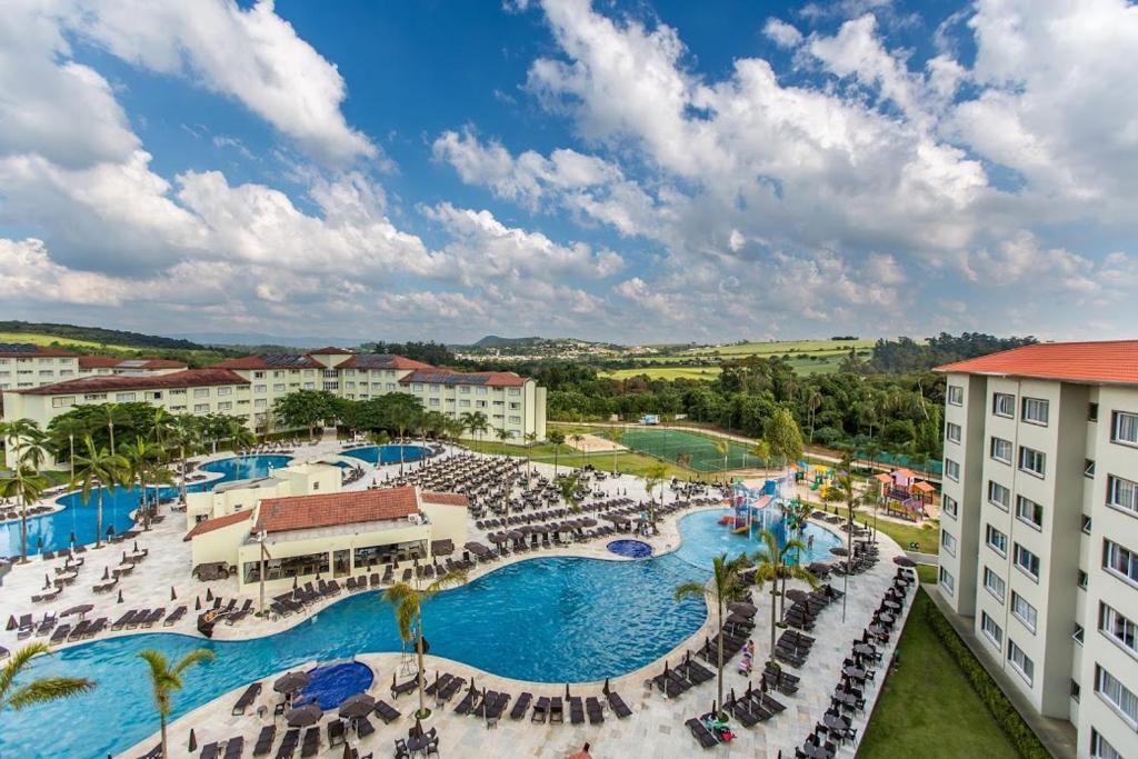 アチバイアにあるTauá Hotel & Convention Atibaiaのスイミングプール付きのリゾートの空中ビュー