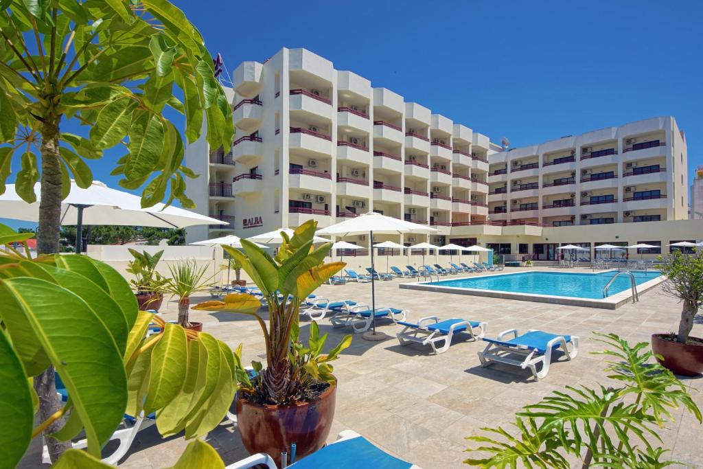 un hôtel avec une piscine et un complexe dans l'établissement Hotel Alba, à Monte Gordo