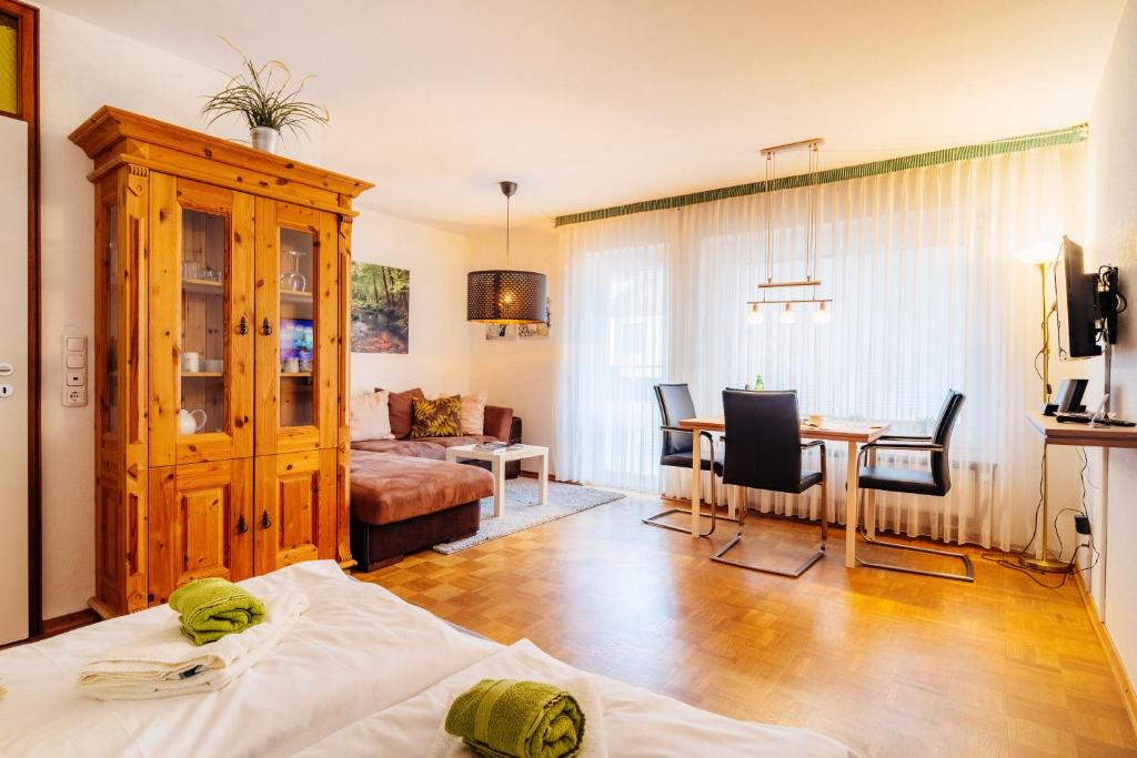 ein Wohnzimmer mit Tisch und ein Esszimmer in der Unterkunft Wurmberg Baude 1 in Braunlage