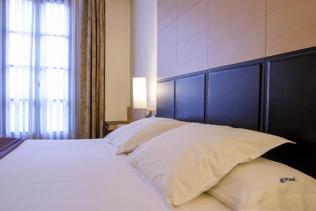 Postel nebo postele na pokoji v ubytování Hotel Mozart