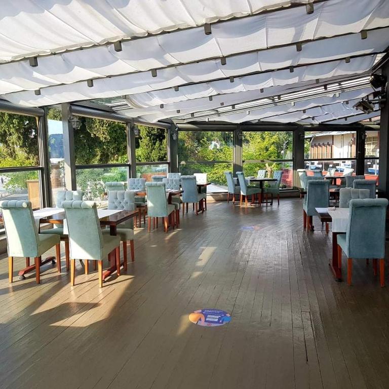 Restaurace v ubytování Akol Hotel