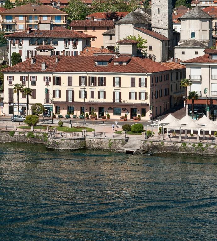 Uitzicht op een rivier vlak bij het hotel