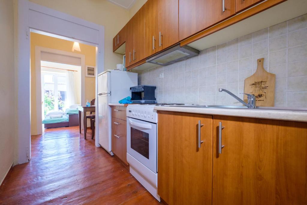 Kuchyň nebo kuchyňský kout v ubytování Annetas House
