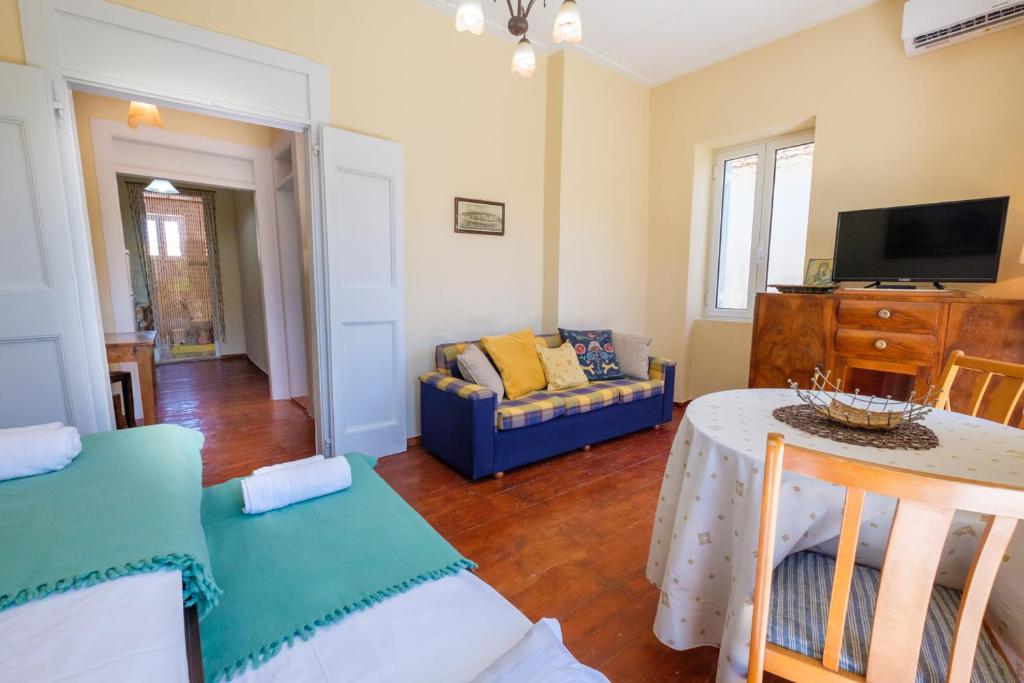 TV a/nebo společenská místnost v ubytování Annetas House