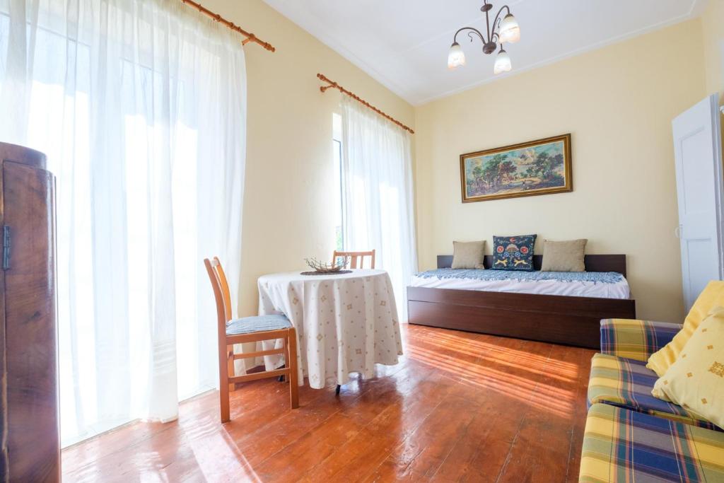 Postel nebo postele na pokoji v ubytování Annetas House