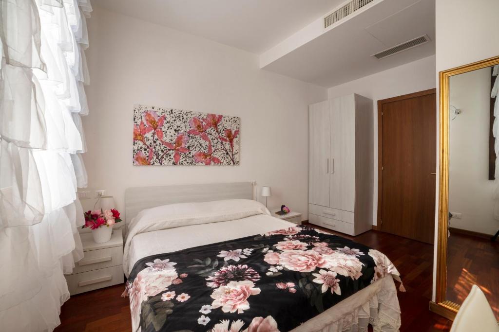 una camera da letto con un letto e un dipinto sul muro di Ca' degli Specchieri a Venezia