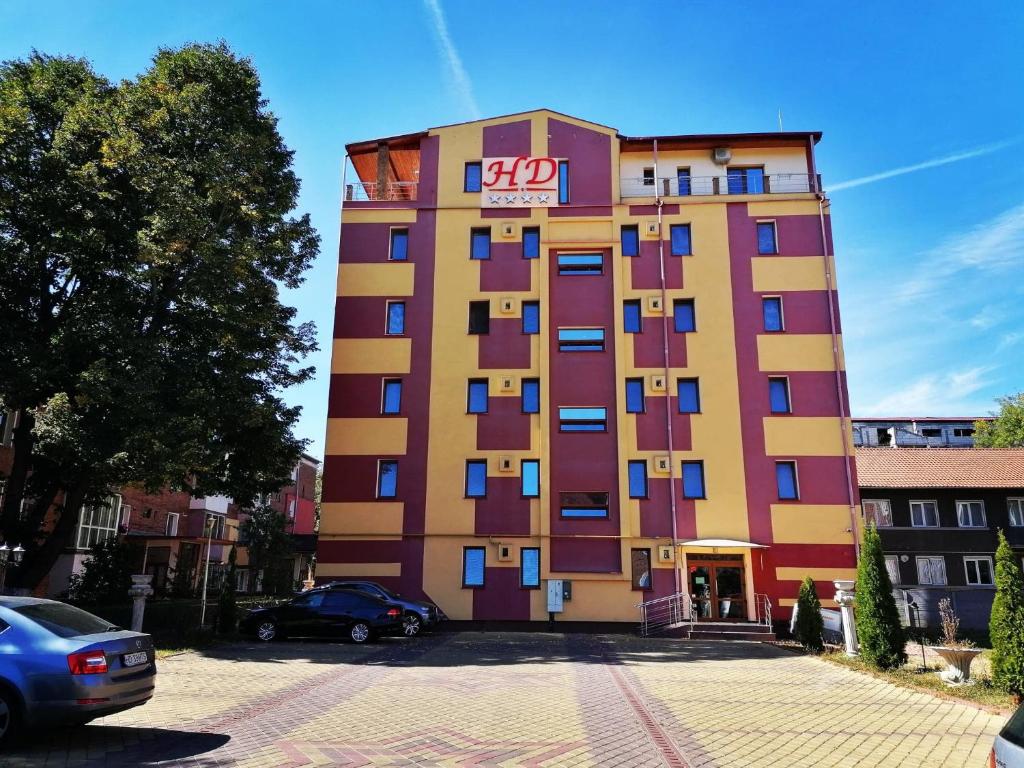 un edificio alto con un cartel encima en Vila HD, en Hunedoara