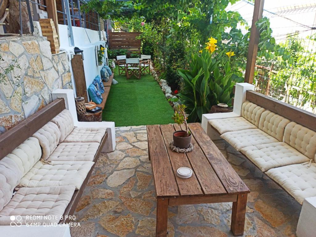 Uma área de estar em Bourbos Summer Rooms