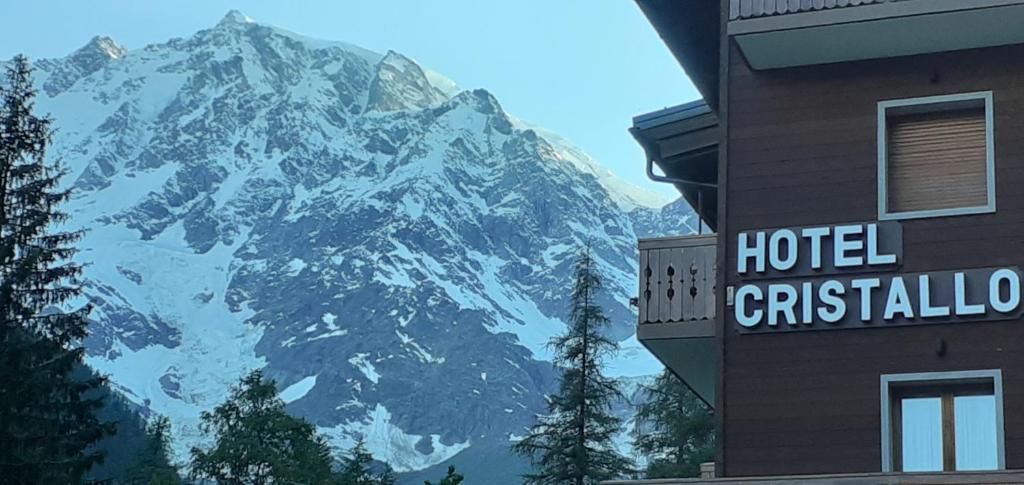 Nespecifikovaný výhled na hory nebo výhled na hory při pohledu z hotelu