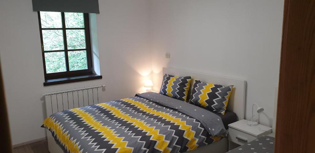 Posteľ alebo postele v izbe v ubytovaní APARTMAJI VITEZ apartma 2