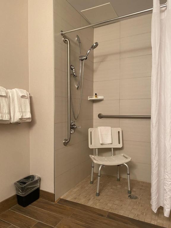 Een badkamer bij Wingate by Wyndham Calgary Airport