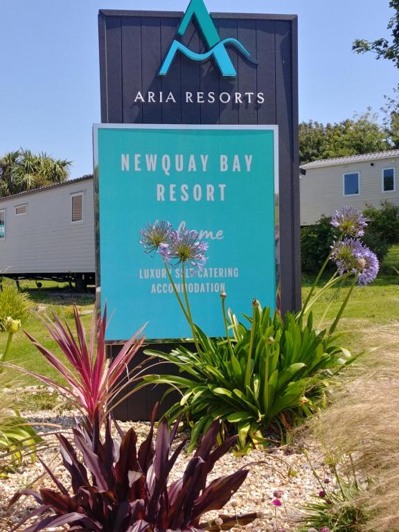 un cartello per il nuovo resort della baia di Waikiki di Newquay Bay Resort, Porth a Newquay