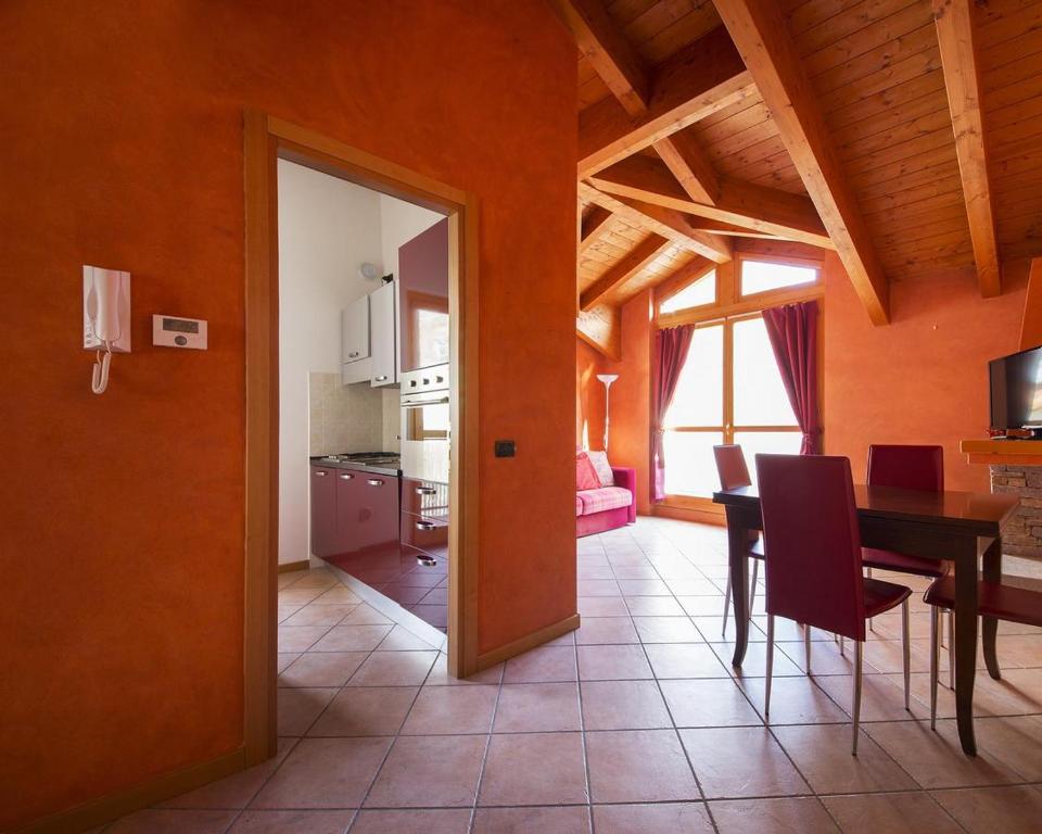 a kitchen and dining room with a table and chairs at Casa Aceri Rossi in Chiesa in Valmalenco