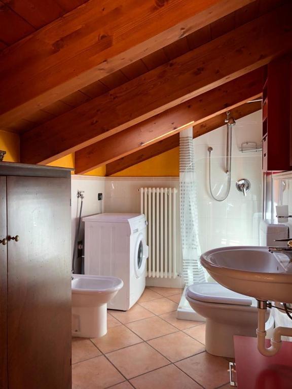 łazienka z 2 toaletami i umywalką w obiekcie Casa Aceri Rossi w mieście Chiesa in Valmalenco