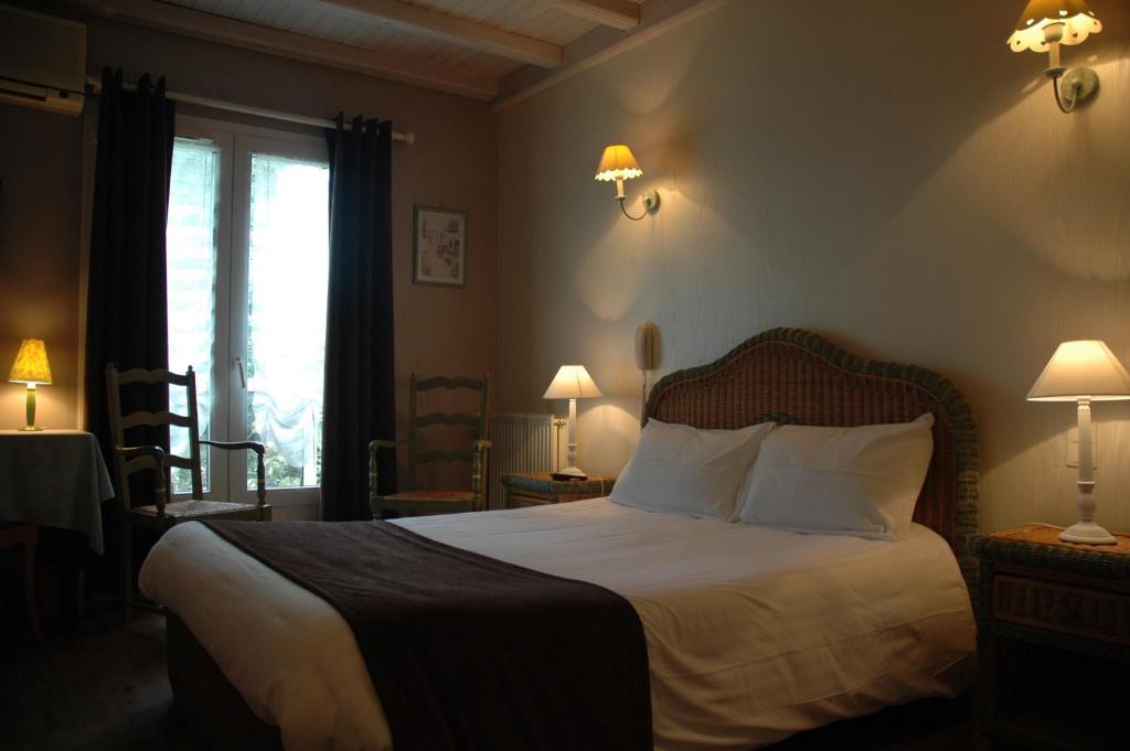 Postelja oz. postelje v sobi nastanitve Hôtel L'Ecailler