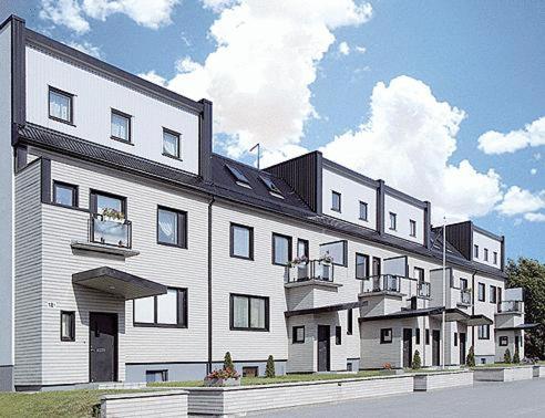 un grande edificio bianco con molte finestre di Oasis Apartments a Pärnu