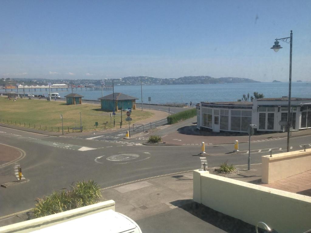 une rue vide devant une grande masse d'eau dans l'établissement Seaways, à Paignton