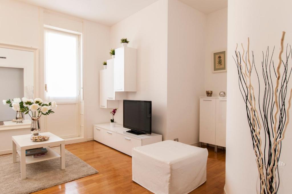 A television and/or entertainment centre at Milan Royal Suites - Centro Cadorna