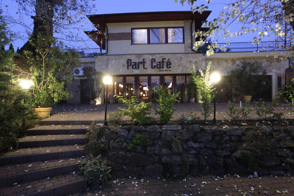 a front view of the part cafe at night at Part Cafe Residence in Dunakeszi