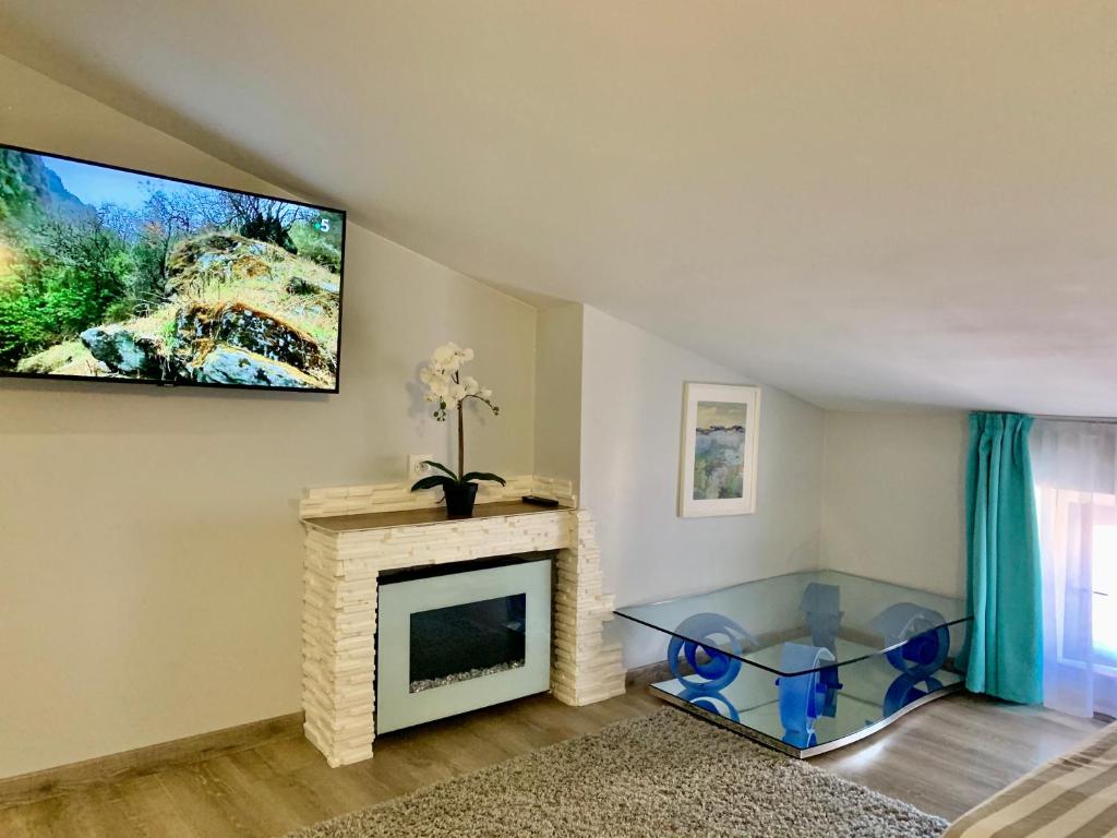 Il comprend un salon doté d'une cheminée et d'une télévision à écran plat. dans l'établissement Mon petit nid d'amour au cœur historique de Fréjus, à Fréjus