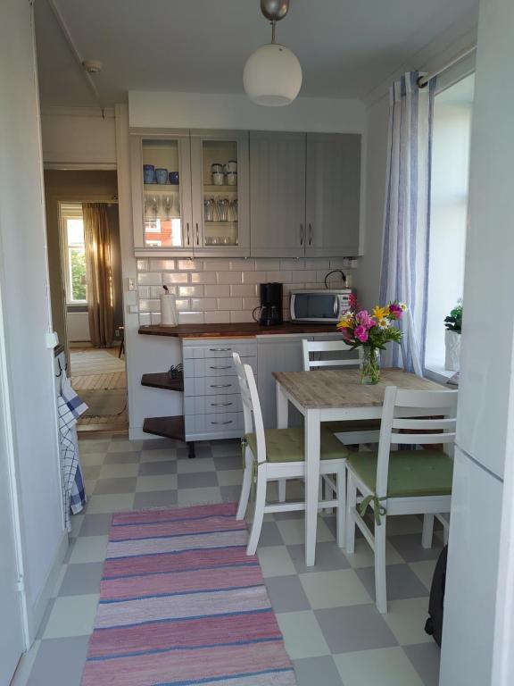 Kuchyň nebo kuchyňský kout v ubytování Vandrarhemmet Tallbacka/Ängelsberg Hostel