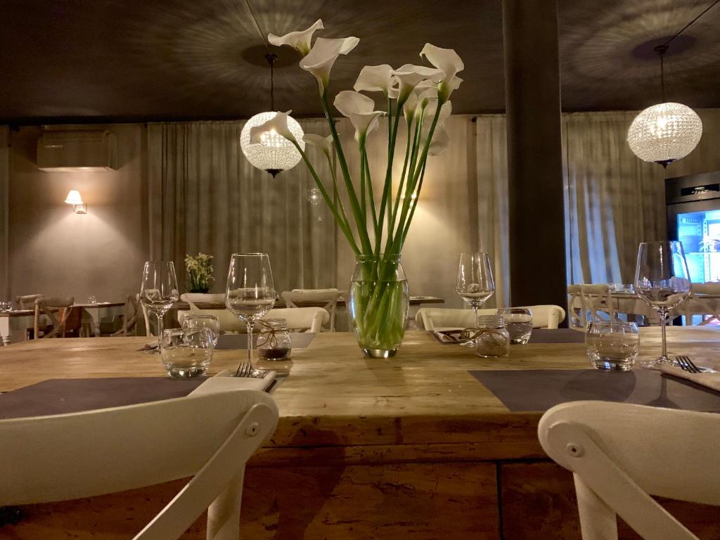 Reštaurácia alebo iné gastronomické zariadenie v ubytovaní Albergo Fonda