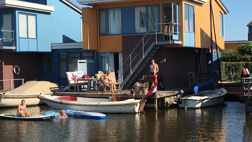 een groep mensen op boten in het water bij Havenzicht Heeg in Heeg