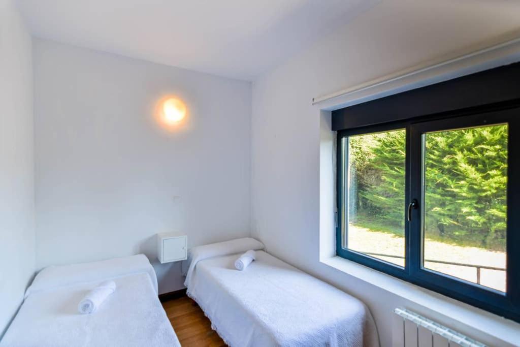 Pokój z 2 łóżkami i oknem w obiekcie ¡Nuevo! Espectacular casa en la playa de Berria w mieście Santoña