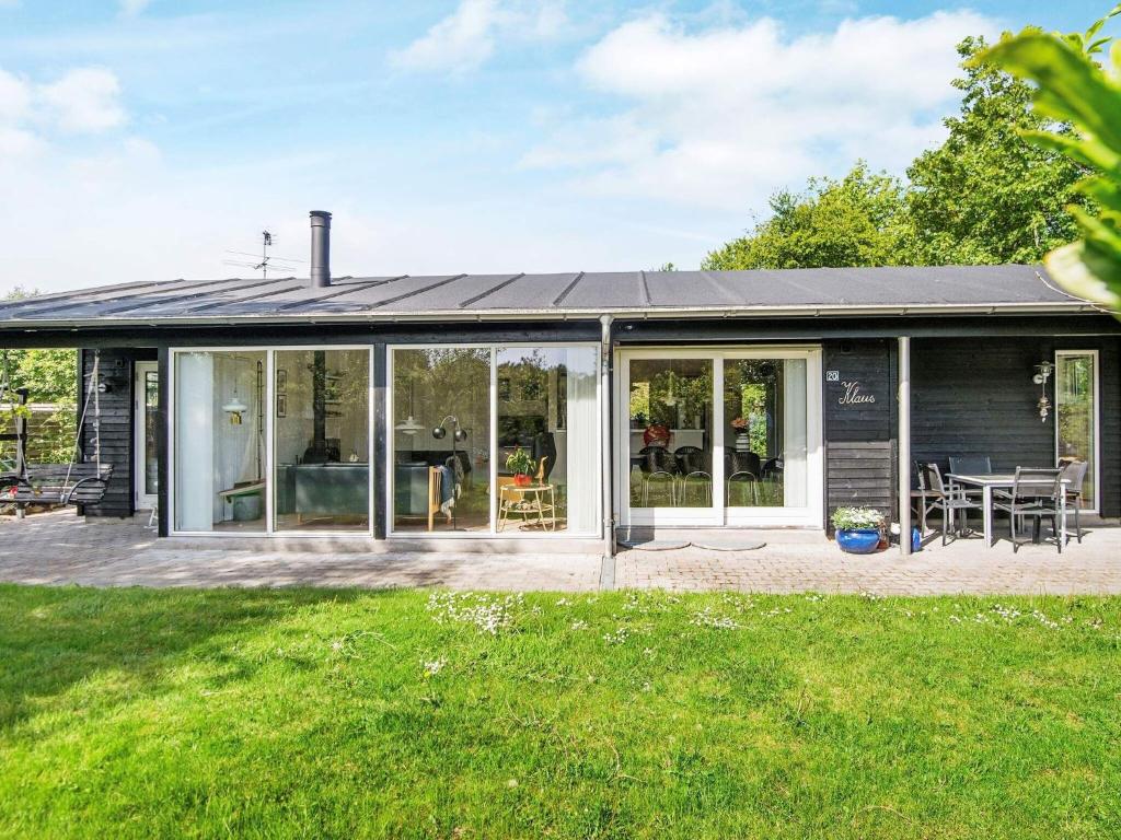een uitbreiding van een huis met glazen schuifdeuren bij 8 person holiday home in Glesborg in Glesborg