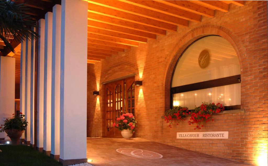 Bottanuco的住宿－加富爾別墅，带有门和鲜花的建筑走廊