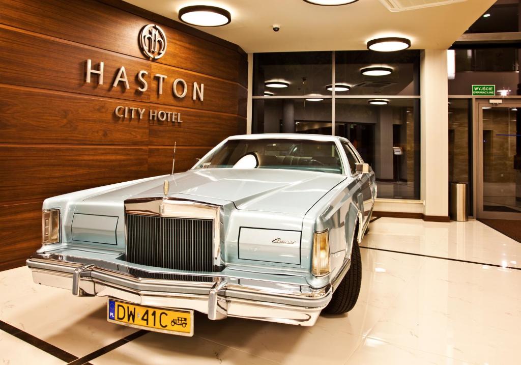 um carro antigo está estacionado numa loja em Haston City Hotel em Breslávia