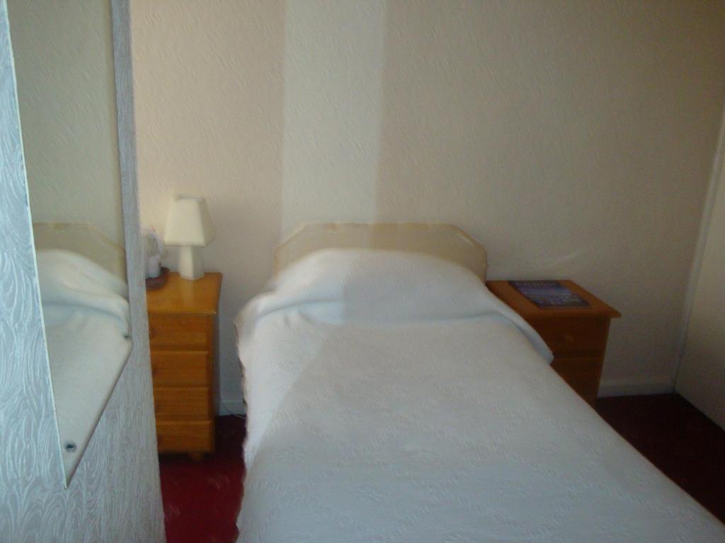 Postel nebo postele na pokoji v ubytování Monterey Beach Hotel