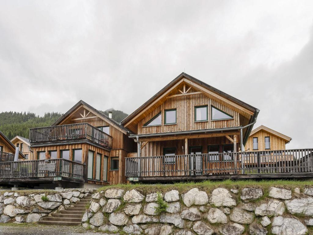 ホーエンタウアーンにあるDetached chalet in Hohentauern with saunaの石壁のログホーム